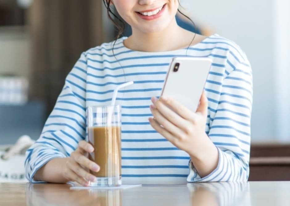 スマートフォンを見る女性