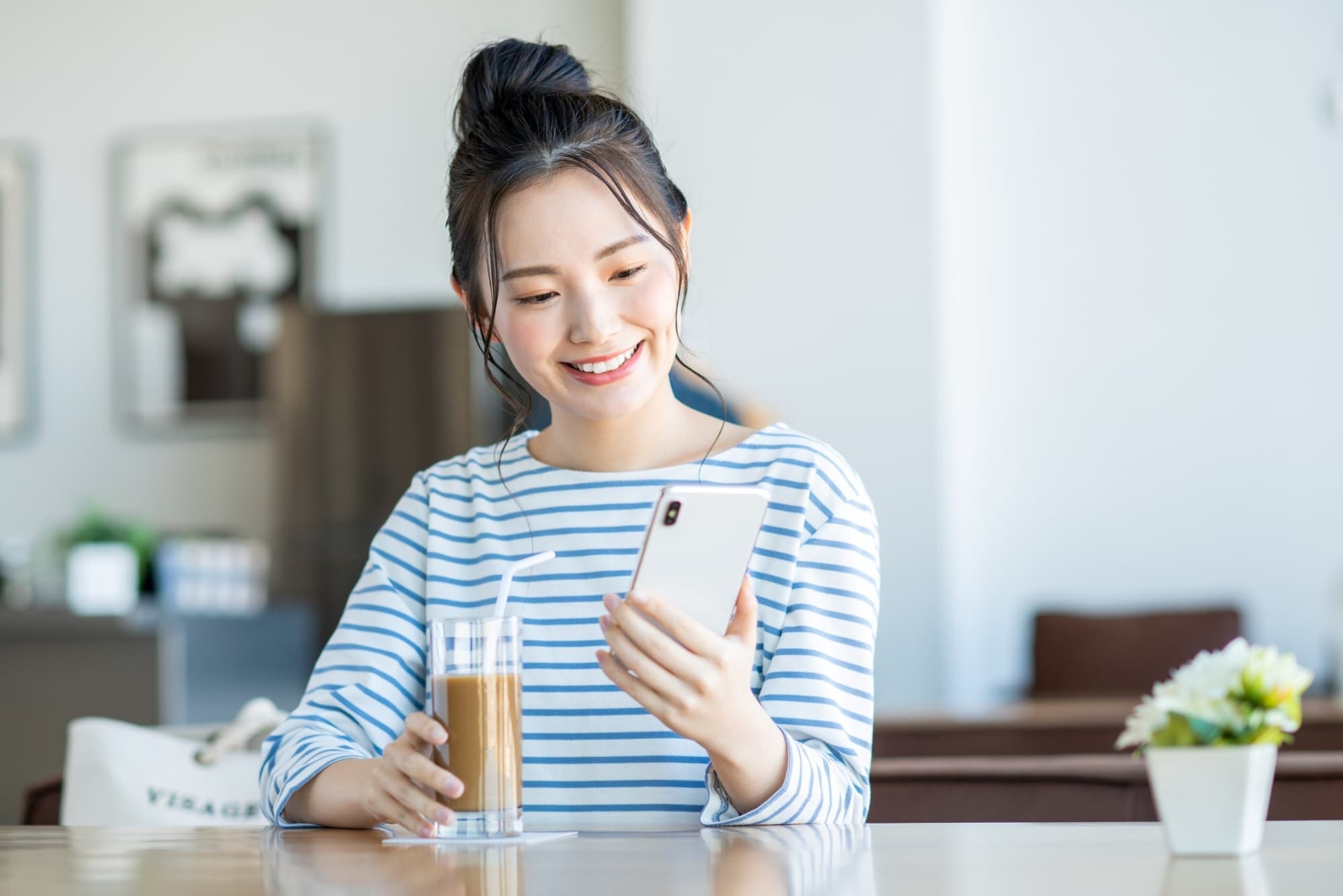 スマートフォンを操作する女性