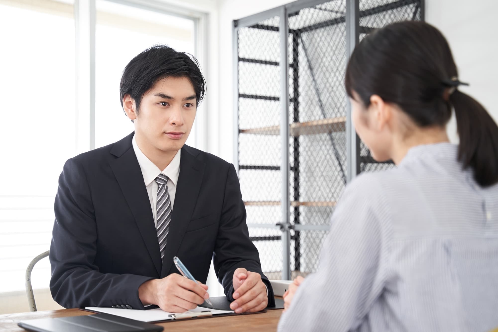 受付の男性と女性客