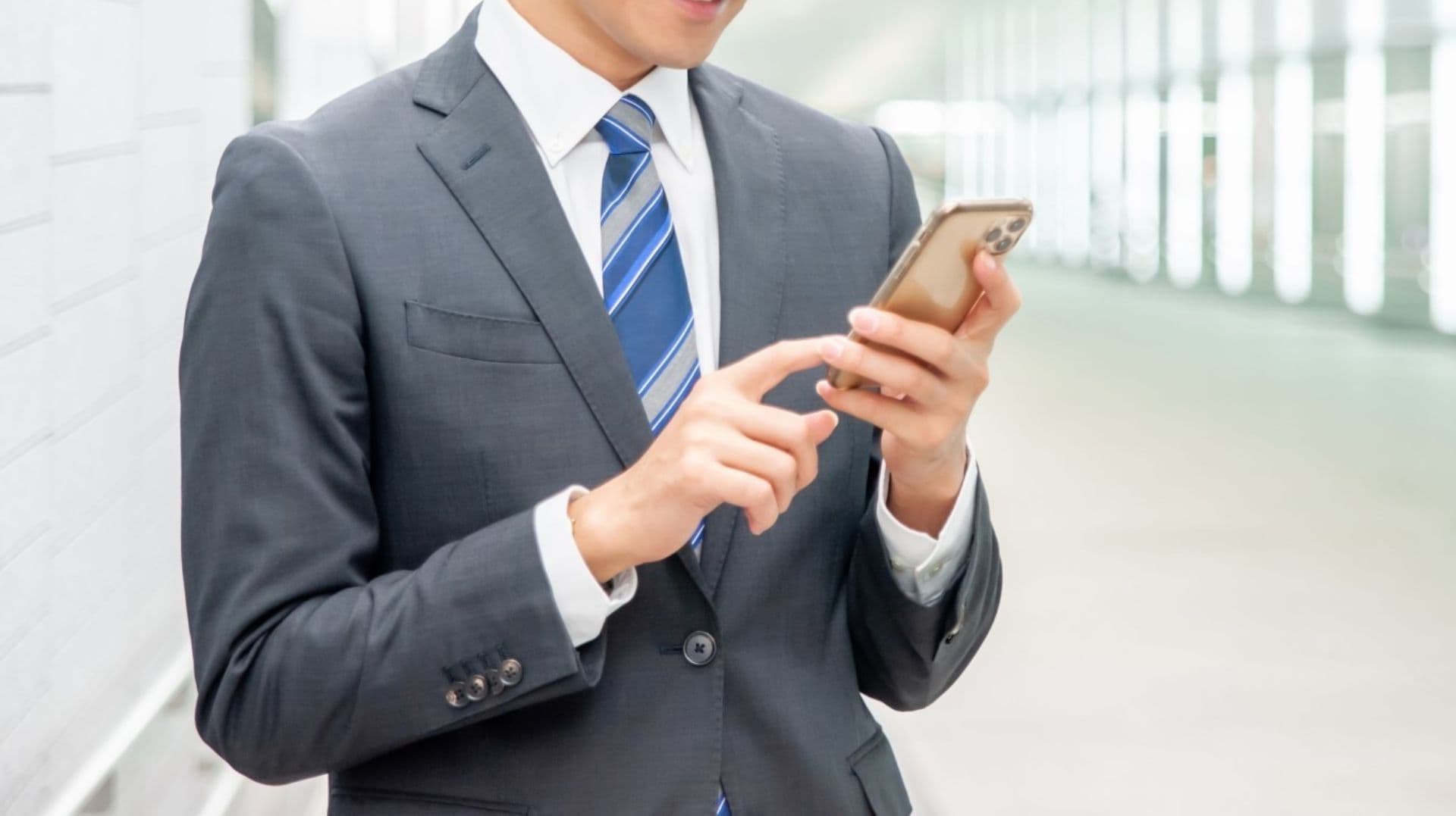 スマートフォンを操作するビジネスマン
