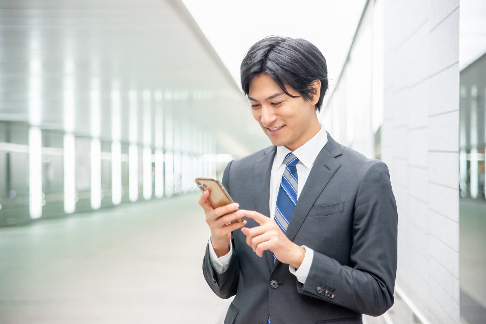 スマートフォンを操作するビジネスマン