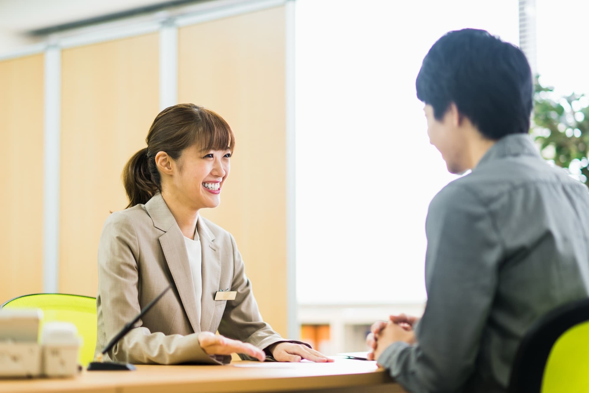 打合わせをする保険スタッフと男性客